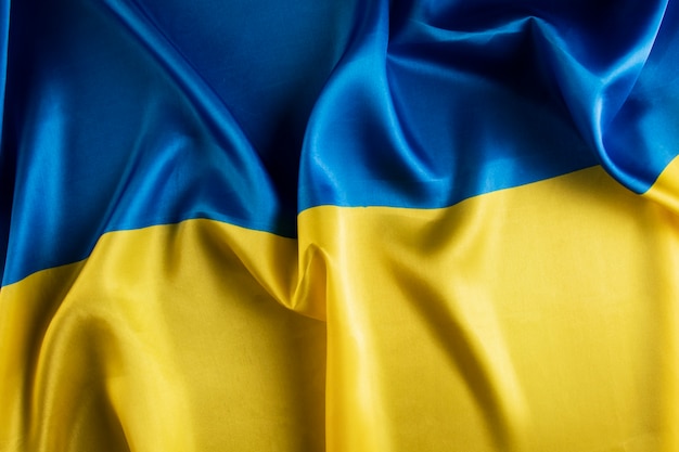 Stillleben mit gefalteter ukrainischer Flagge