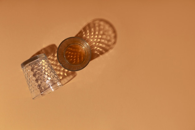 Kostenloses Foto stillleben mit glasbechern