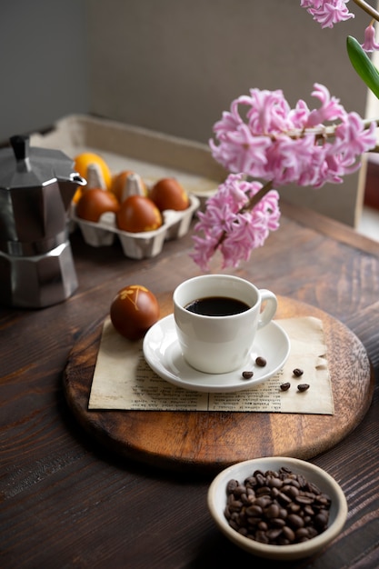 Kostenloses Foto stillleben mit kaffeedekorationen zu ostern