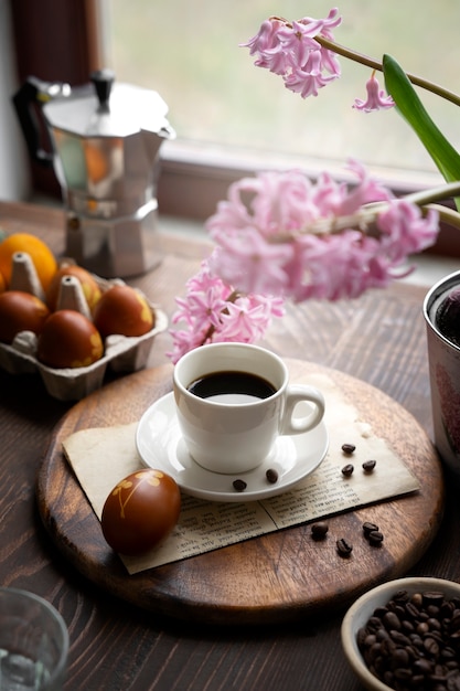 Kostenloses Foto stillleben mit kaffeedekorationen zu ostern