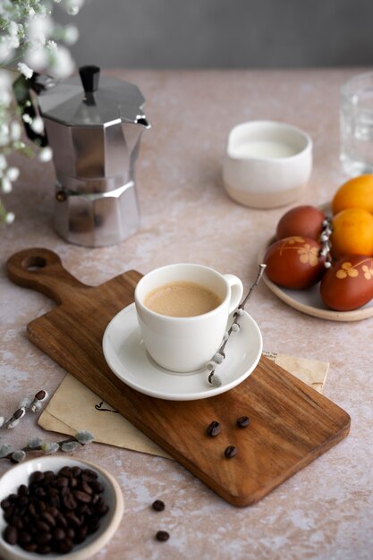 Stillleben mit Kaffeedekorationen zu Ostern