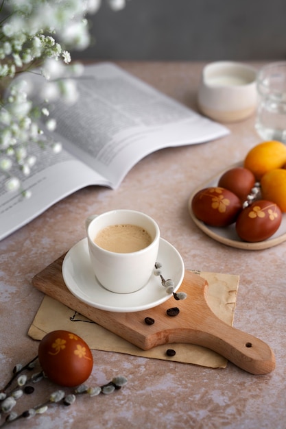 Stillleben mit Kaffeedekorationen zu Ostern