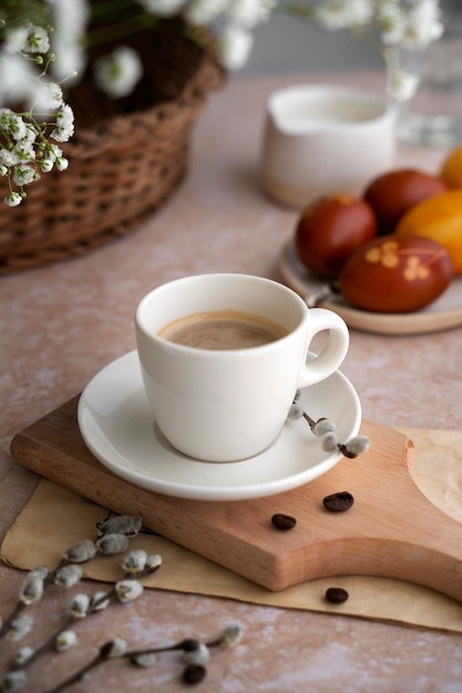 Kostenloses Foto stillleben mit kaffeedekorationen zu ostern