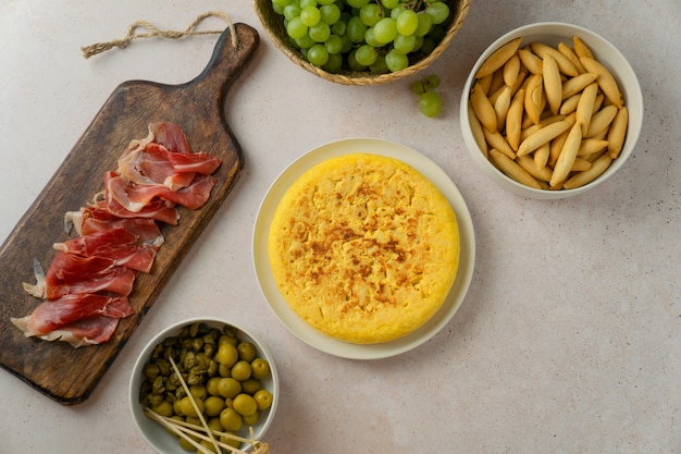 Kostenloses Foto stillleben mit kartoffel-spanisch-tortilla