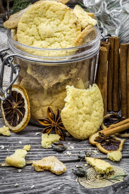 Stillleben mit Keksen und Gewürzen auf Holz