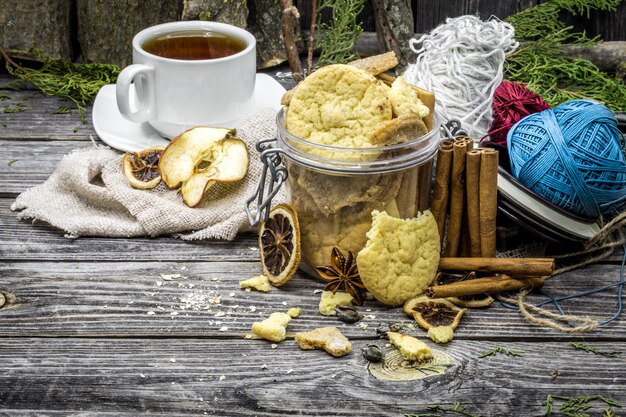 Stillleben mit Keksen und Gewürzen auf Holz