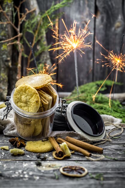 Stillleben mit Keksen und Wunderkerzen auf Holz