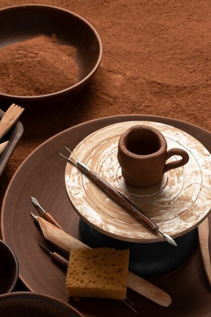 Stillleben mit Keramik- und Töpferwerkzeugen