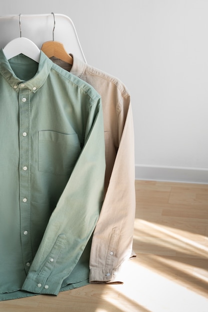 Stillleben mit klassischen Hemden auf Kleiderbügeln