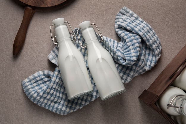 Stillleben mit klassischen Milchflaschen