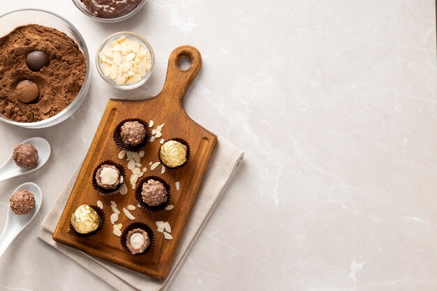 Stillleben mit köstlichem Marzipan-Dessert