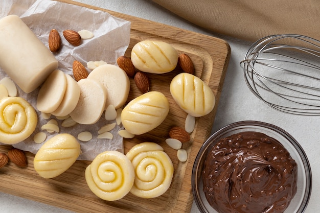 Stillleben mit köstlichem Marzipan-Dessert