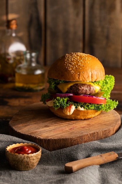 Stillleben mit köstlichen amerikanischen Hamburgern