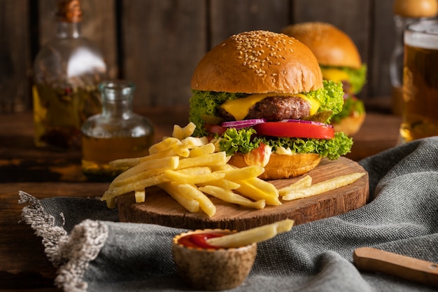 Kostenloses Foto stillleben mit köstlichen amerikanischen hamburgern