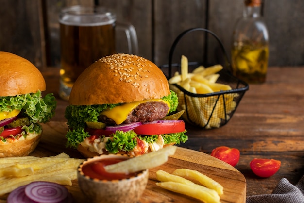 Kostenloses Foto stillleben mit köstlichen amerikanischen hamburgern