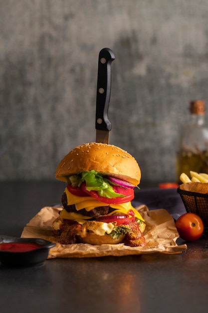 Kostenloses Foto stillleben mit köstlichen amerikanischen hamburgern