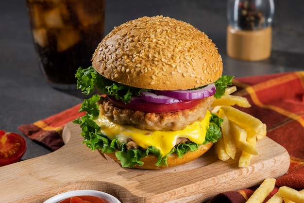 Kostenloses Foto stillleben mit köstlichen amerikanischen hamburgern