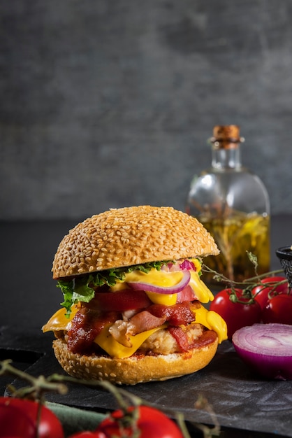 Stillleben mit köstlichen amerikanischen Hamburgern