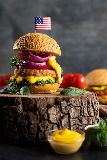 Stillleben mit köstlichen amerikanischen Hamburgern