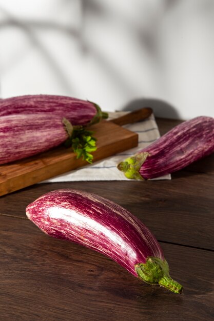 Stillleben mit köstlicher Aubergine