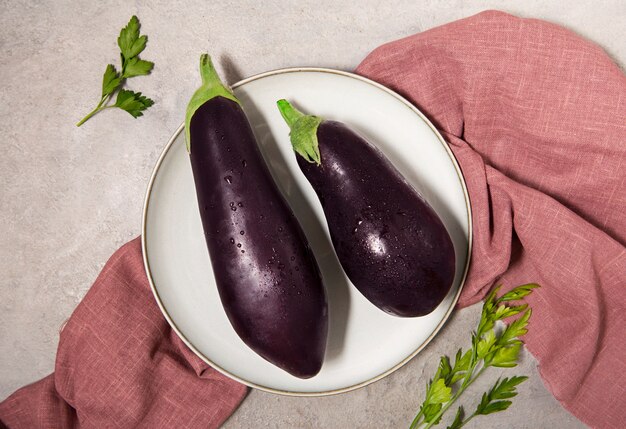 Stillleben mit köstlicher Aubergine