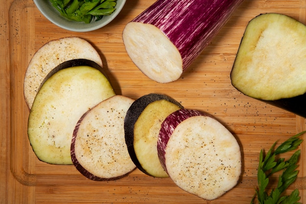 Kostenloses Foto stillleben mit köstlicher aubergine