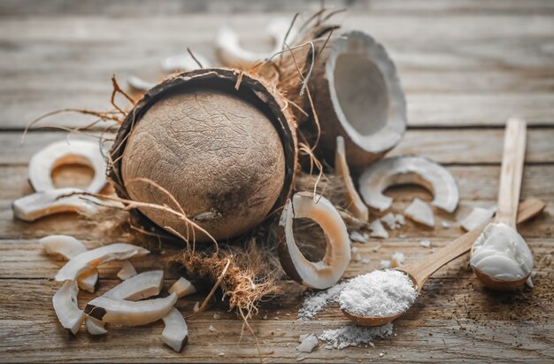 Stillleben mit Kokosnuss auf einem hölzernen Hintergrund