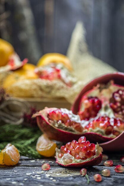 Stillleben mit Mandarinen und Granatapfel