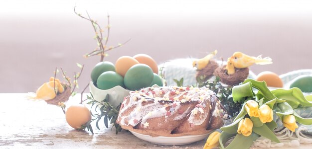 Stillleben mit Osterkuchen und bunten Eiern