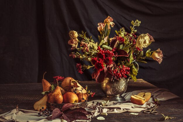 Stillleben mit Äpfeln und Herbstblumen