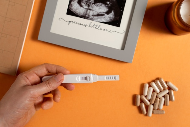 Kostenloses Foto stillleben mit positivem schwangerschaftstest