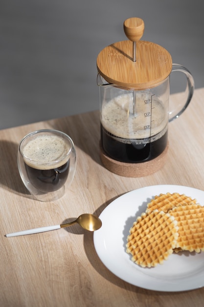 Kostenloses Foto stillleben mit pressemappe für kaffee