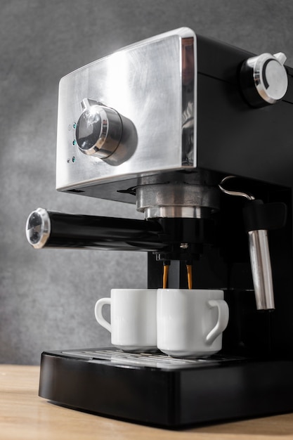 Kostenloses Foto stillleben mit pressemappe für kaffee
