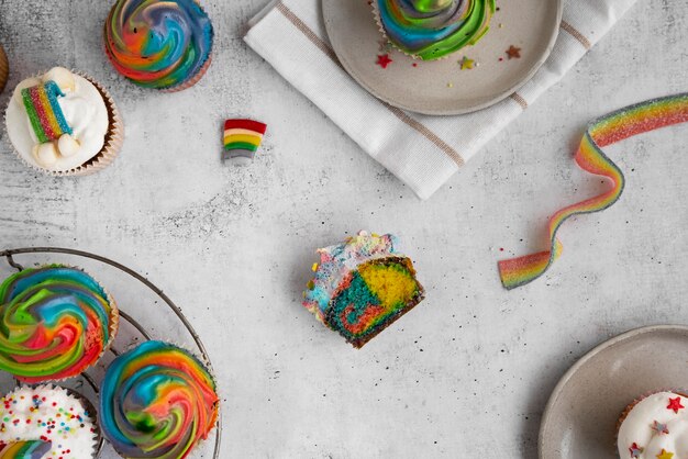 Stillleben mit Regenbogen-Cupcakes von oben