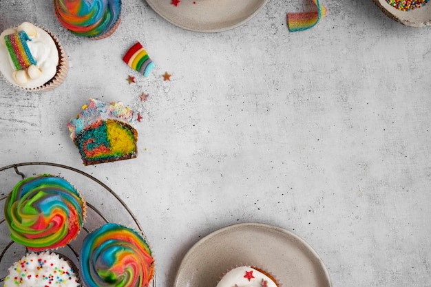 Stillleben mit Regenbogen-Cupcakes von oben
