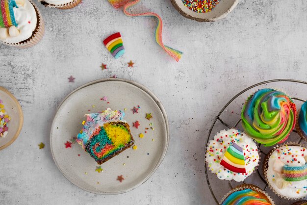 Stillleben mit Regenbogen-Cupcakes von oben