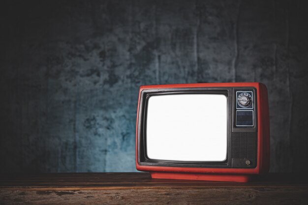 Stillleben mit Retro- altem rotem Fernsehapparat.