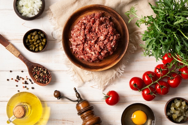 Kostenloses Foto stillleben mit rindersteak-tartar von oben