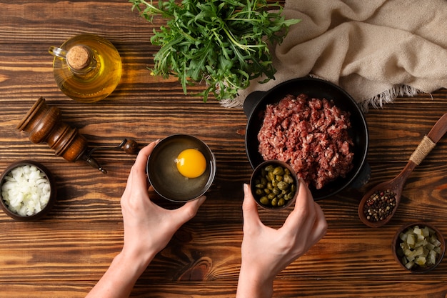 Kostenloses Foto stillleben mit rindersteak-tartar von oben