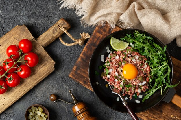 Kostenloses Foto stillleben mit rindersteak-tartar von oben