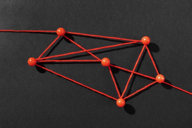 Stillleben mit roter Fadenverbindung