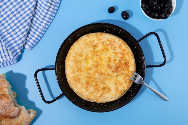 Kostenloses Foto stillleben mit spanischer tortilla