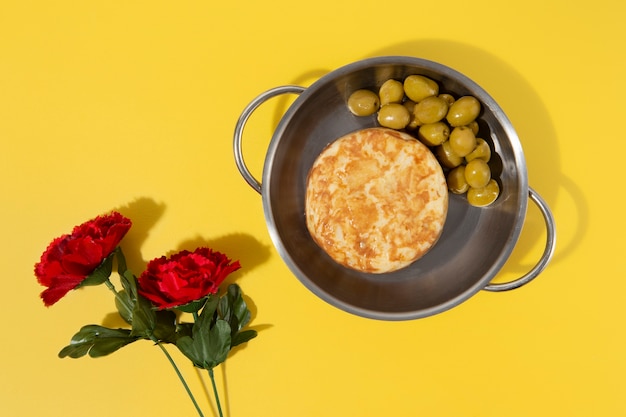 Kostenloses Foto stillleben mit spanischer tortilla