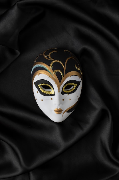 Stillleben mit Theatermaske von oben