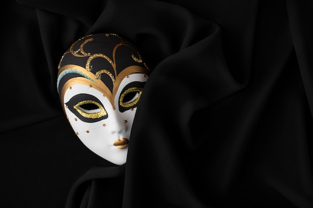 Stillleben mit Theatermaske von oben