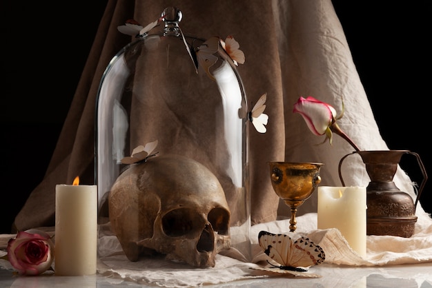 Stillleben mit Totenkopf und Kerzenanordnung