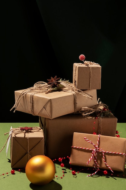 Kostenloses Foto stillleben mit weihnachtsgeschenkboxen