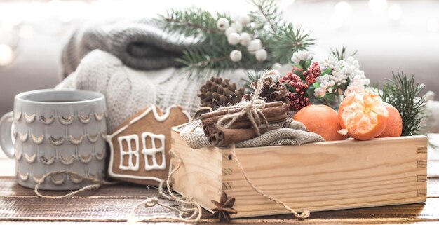Stillleben mit Weihnachtsschmuck, einer schönen Obstschale und festlichen Gewürzen zum Weihnachtsbaum und Strickwaren