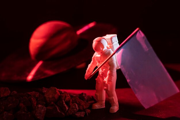 Stillleben-Raumkomposition mit weißem Astronaut