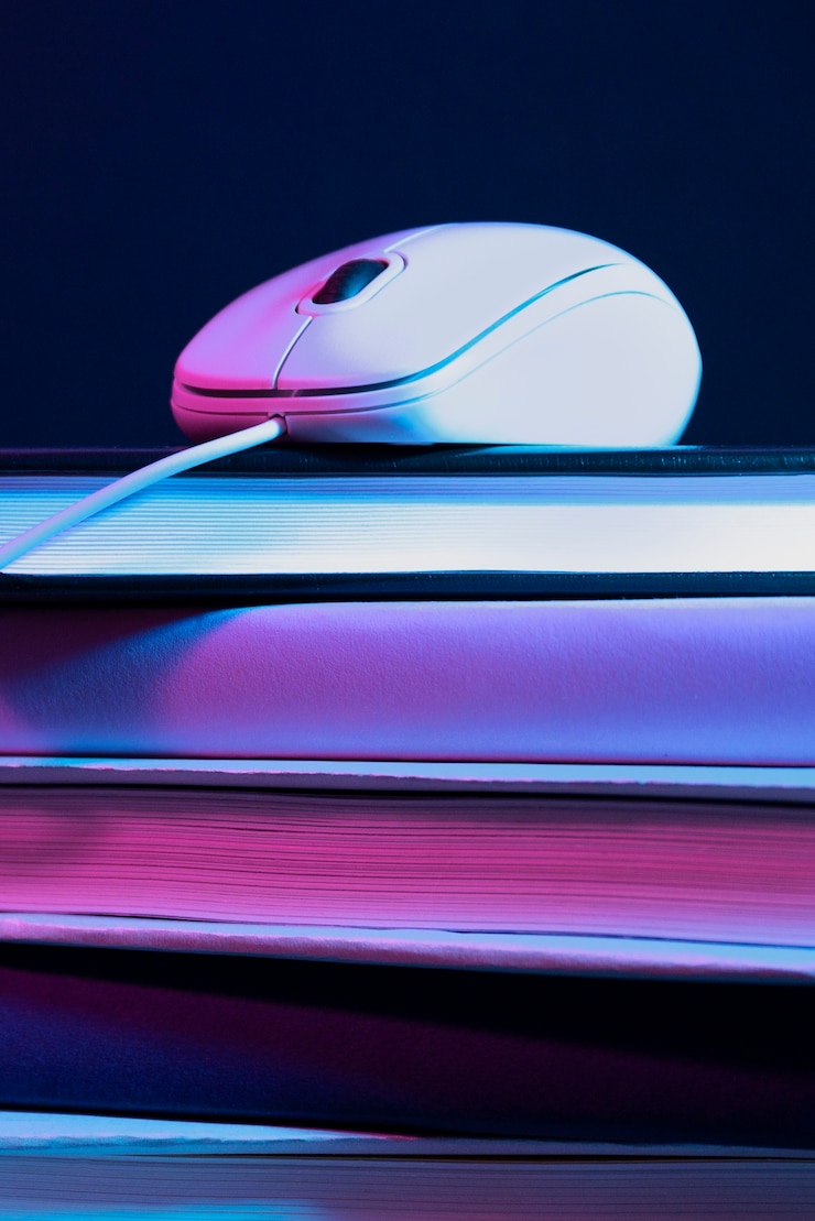 Kostenlose Foto stillleben von büchern versus technologie